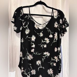 KAILEIGH
Valette Back Detail Cold Shoulder Knit Top size Large